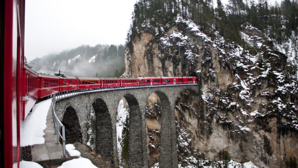 Trajet en train en Suisse pendant l'hiver