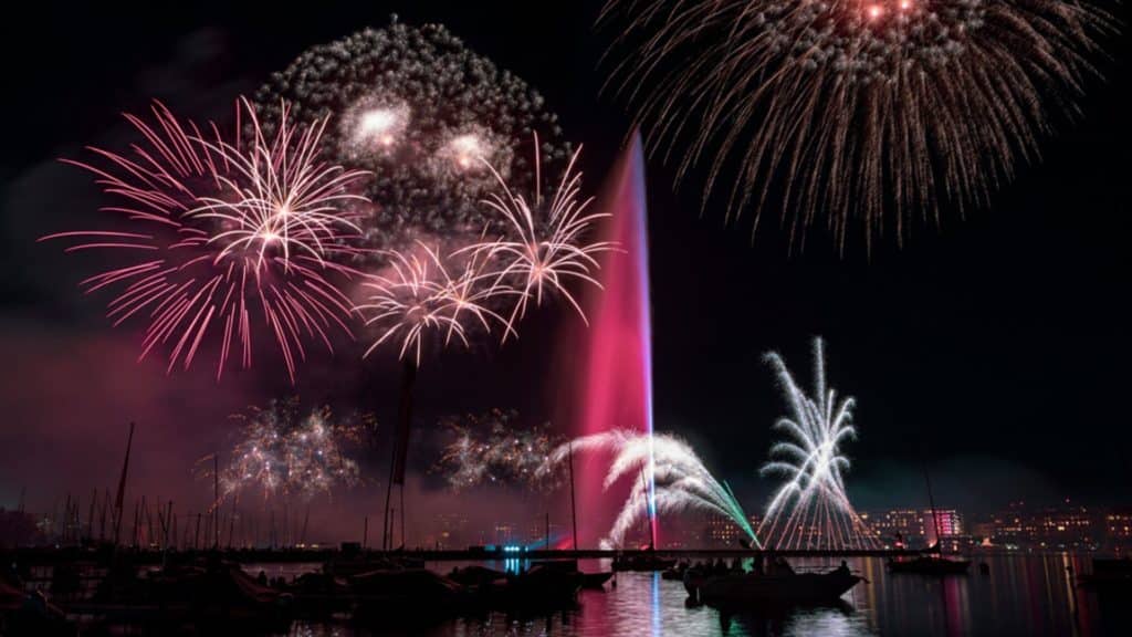 Feu d'artifice de la soirée du Nouvel An à Genève sur le quai du Mont Blanc