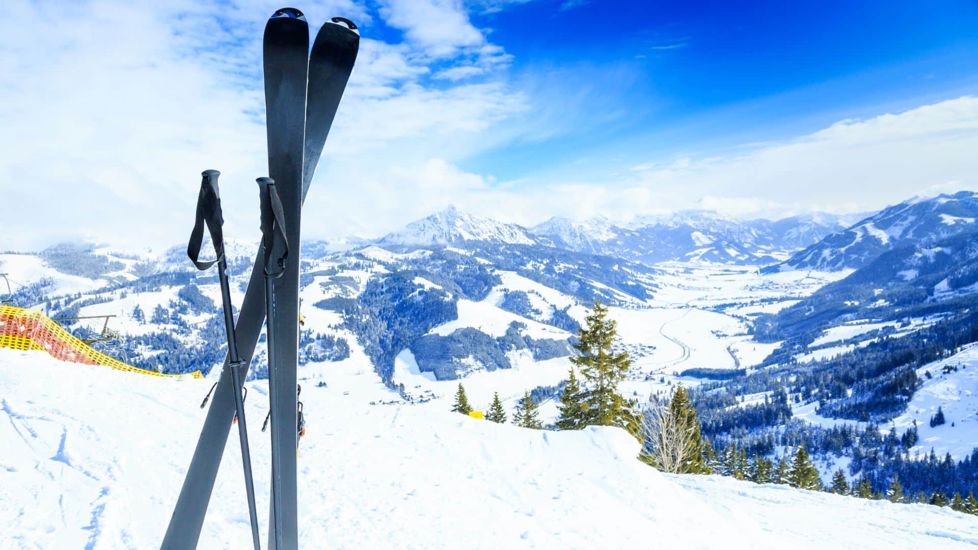 Skis plantés dans la neige, vue sur les montagnes