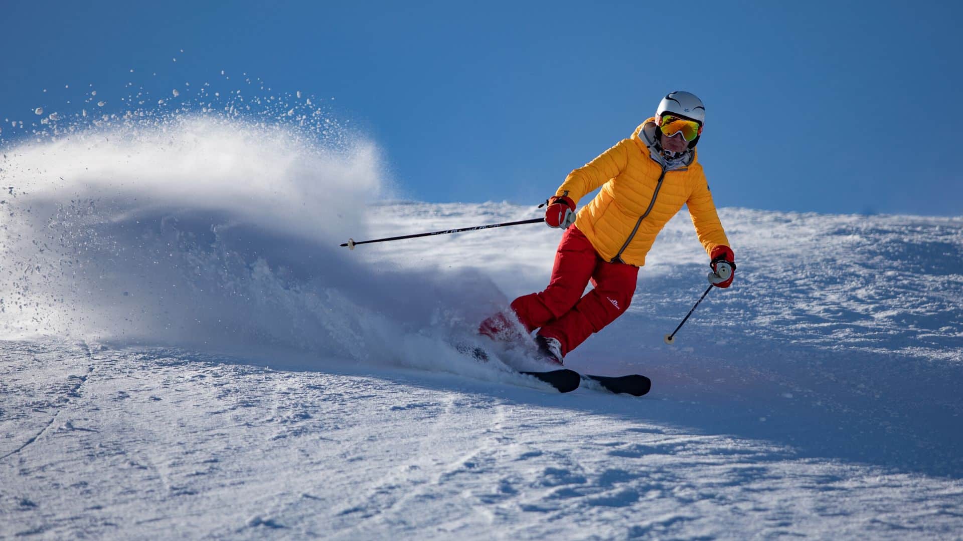 Descente d'une piste de ski par un skieur