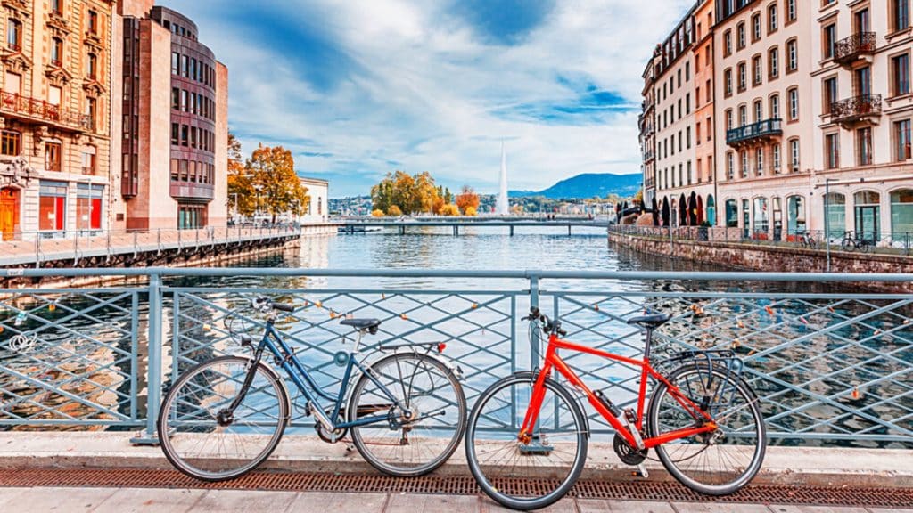 Ville de Genève, vue sur le lac avec des vélos