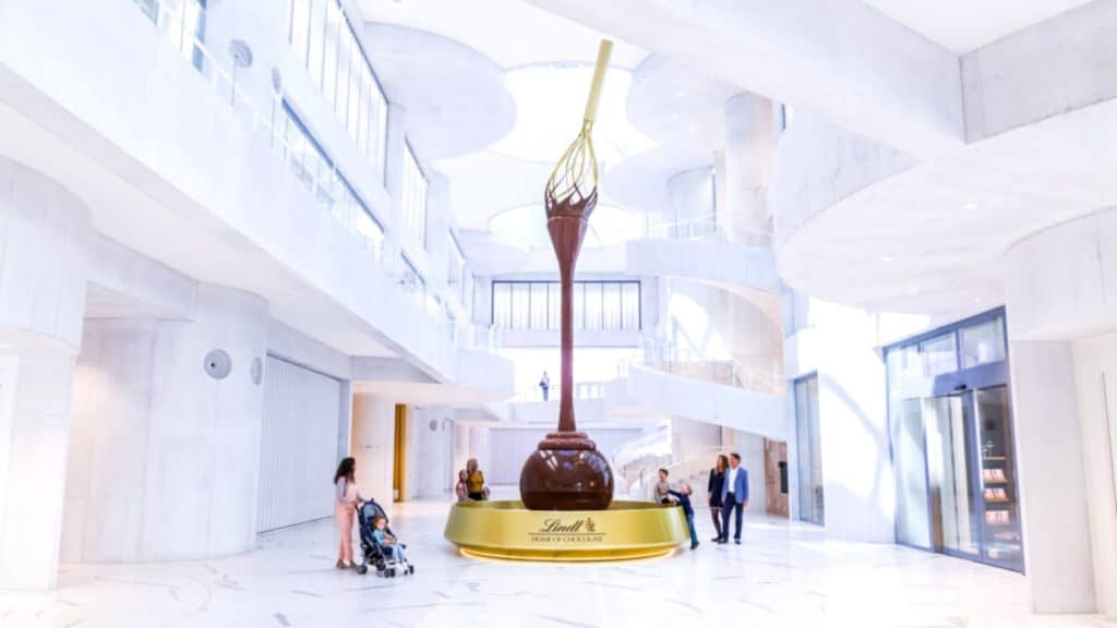 Plus grande fontaine de chocolat au monde dans la Maison Lindt, près de Zurich