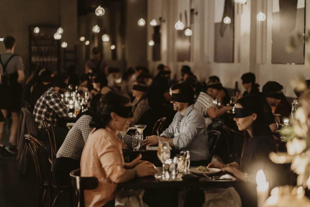 Photo de personnes profitant d'un dîner dans le noir Dining in the dark les yeux bandés